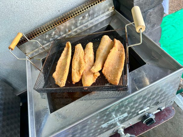 Frischer Zanderfilet aus der Fritteuse 